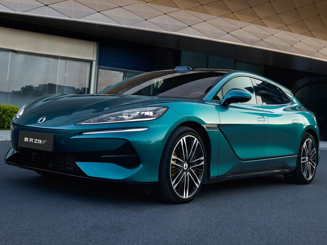 Обновленный шутинг-брейк Denza Z9 GT поступил в продажу.