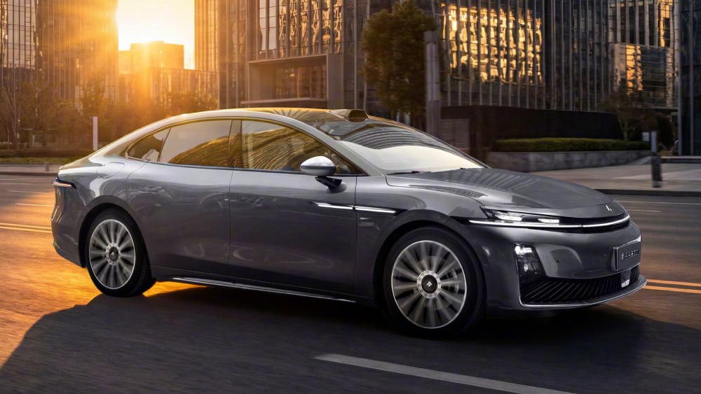 Последовательный гибридный седан GAC Hyptec A800 вышел на рынок Китая с ценой 189,8-299,8 тысячи юаней.