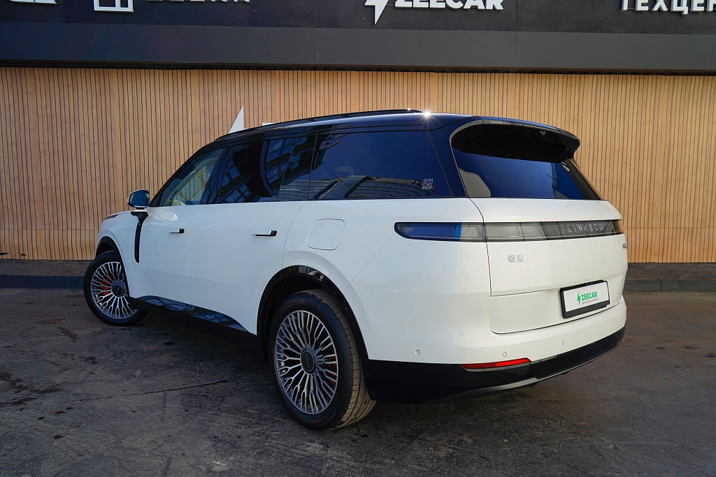 Lynk & Co 900