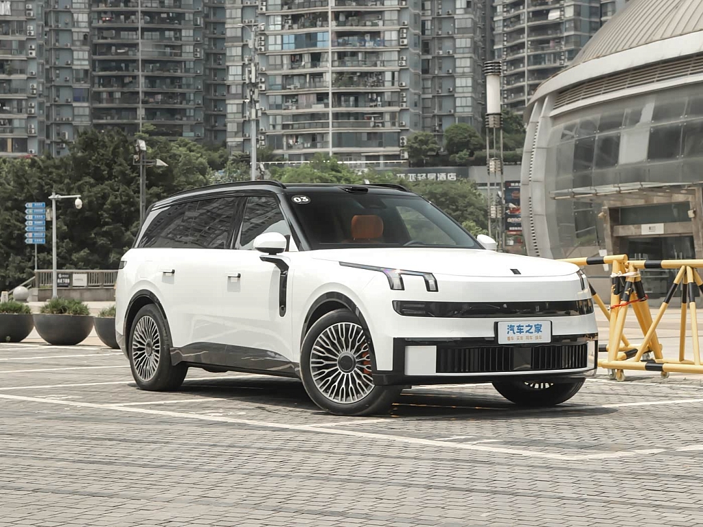 Lynk & Co 900