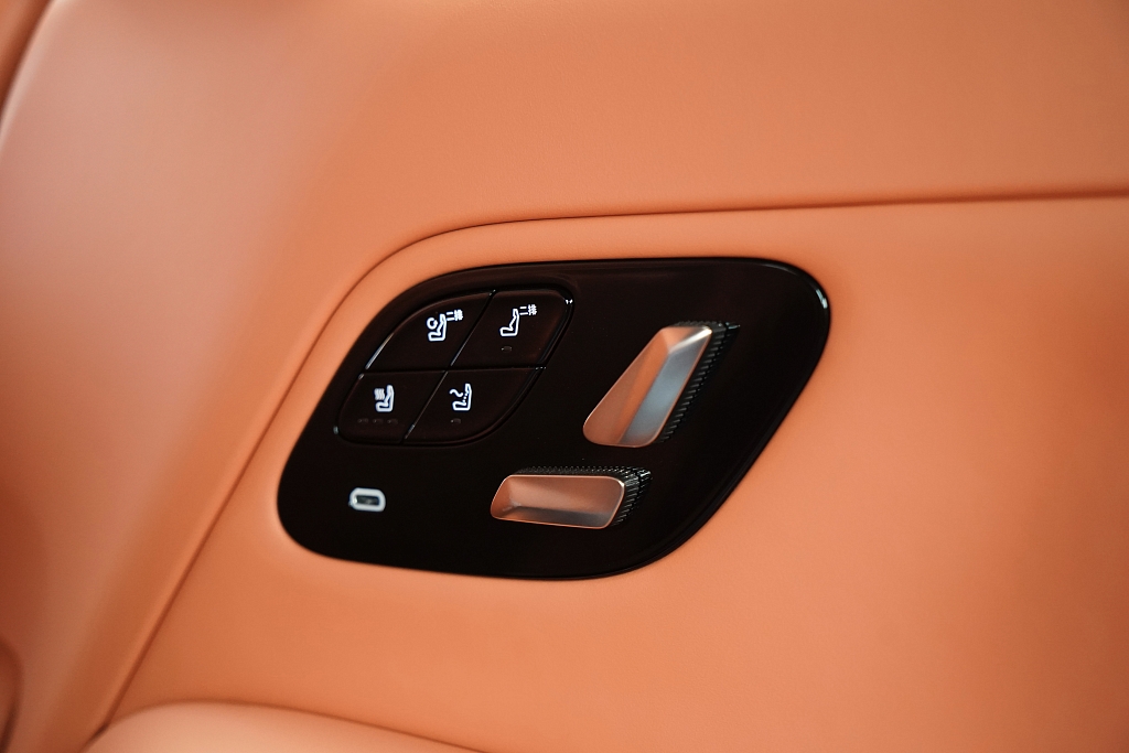 Lynk & Co 900
