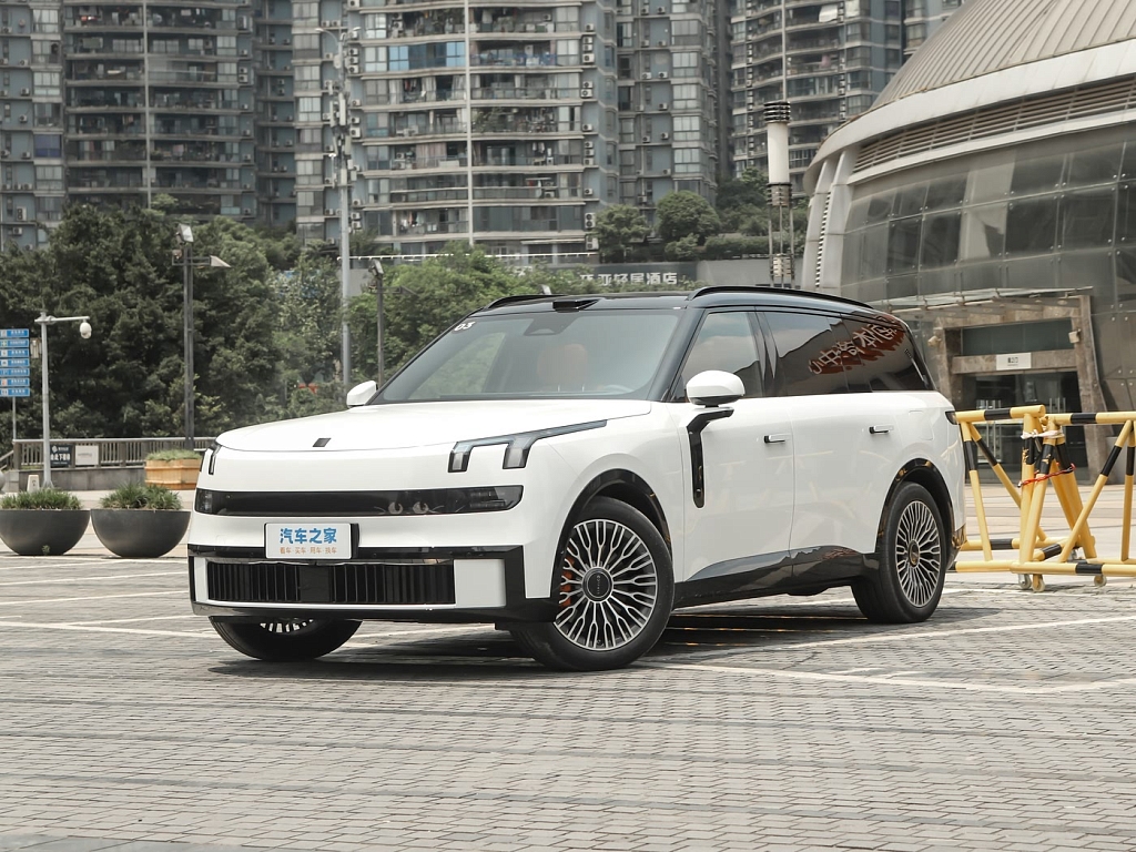 Lynk & Co 900