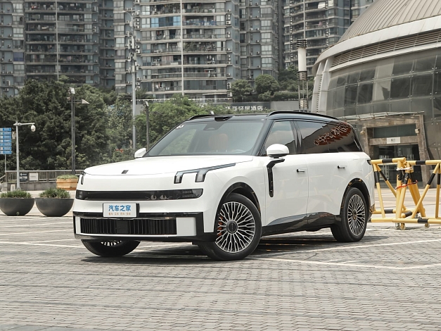 Lynk & Co 900