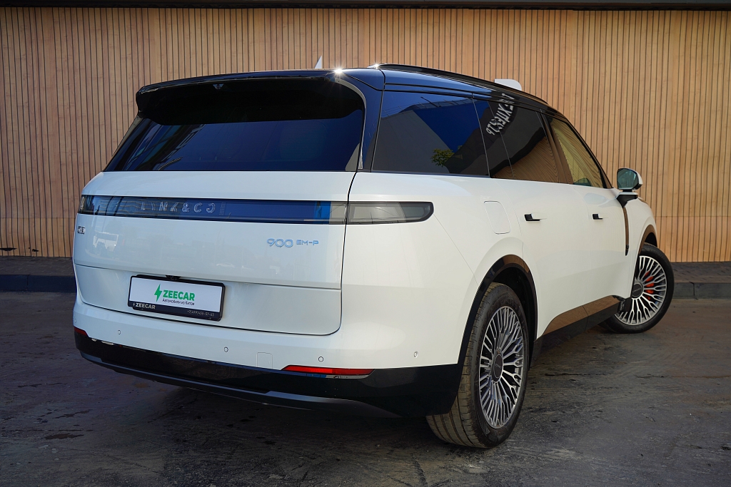 Lynk & Co 900