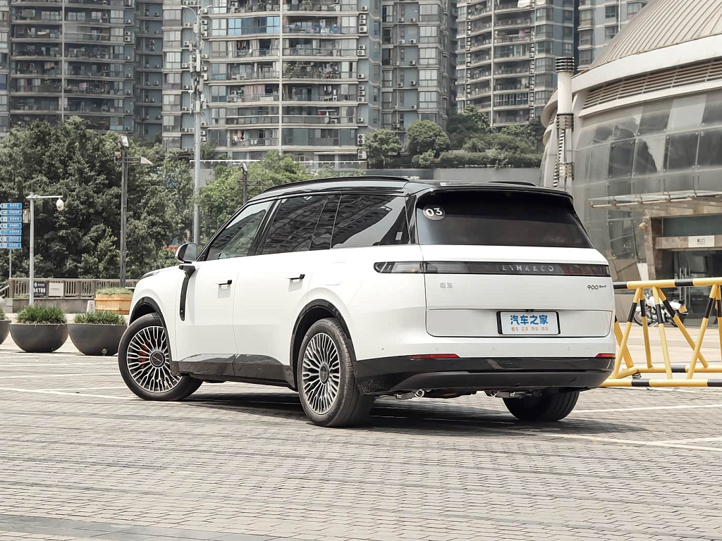 Lynk & Co 900