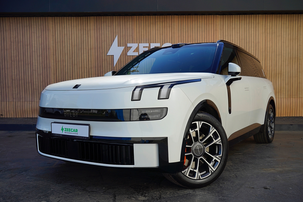 Lynk & Co 900