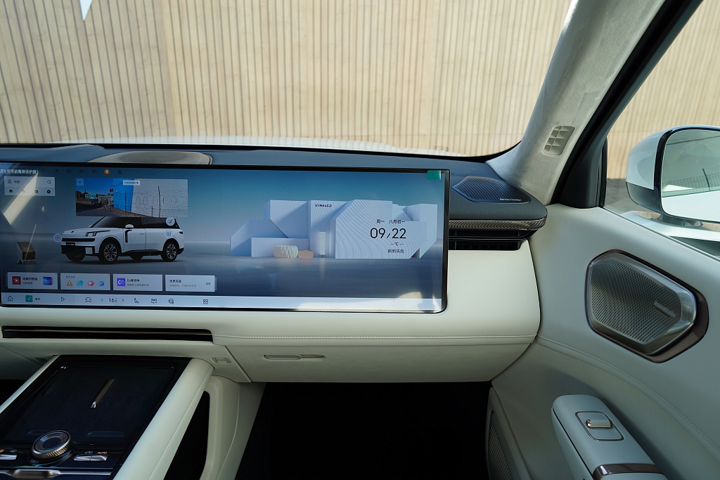 Lynk & Co 900