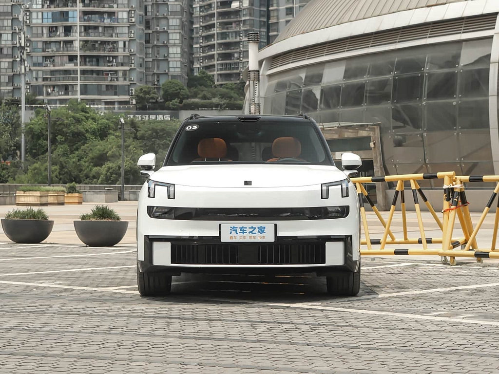 Lynk & Co 900