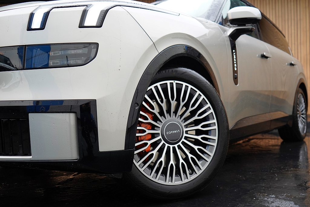 Lynk & Co 900