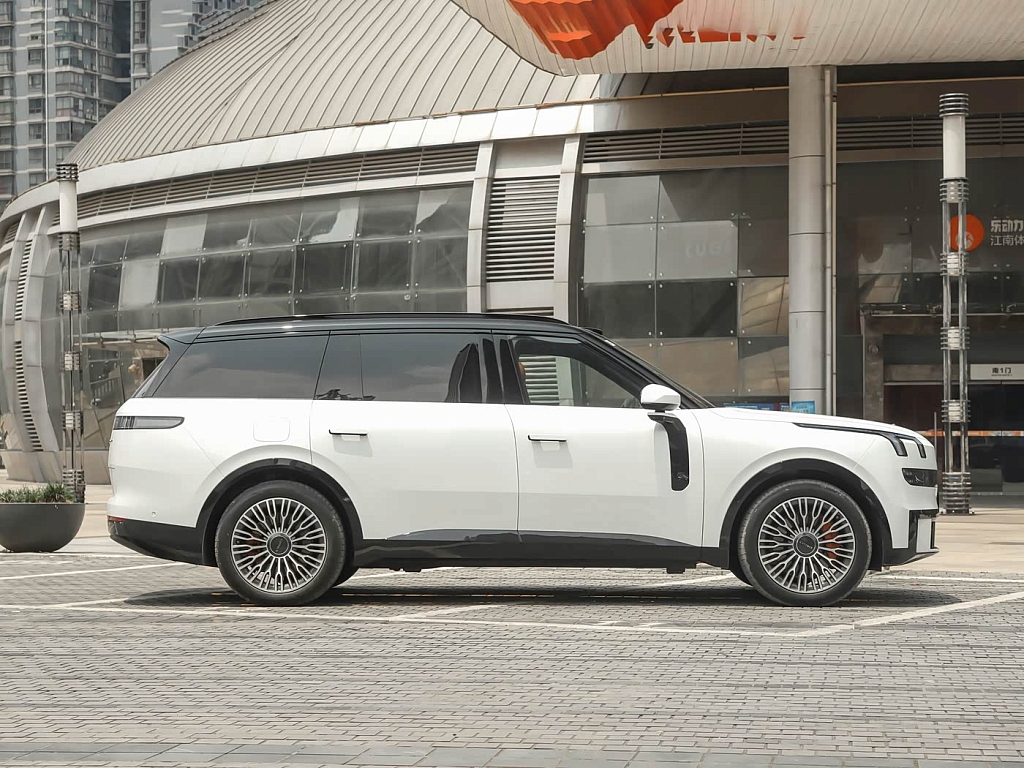 Lynk & Co 900