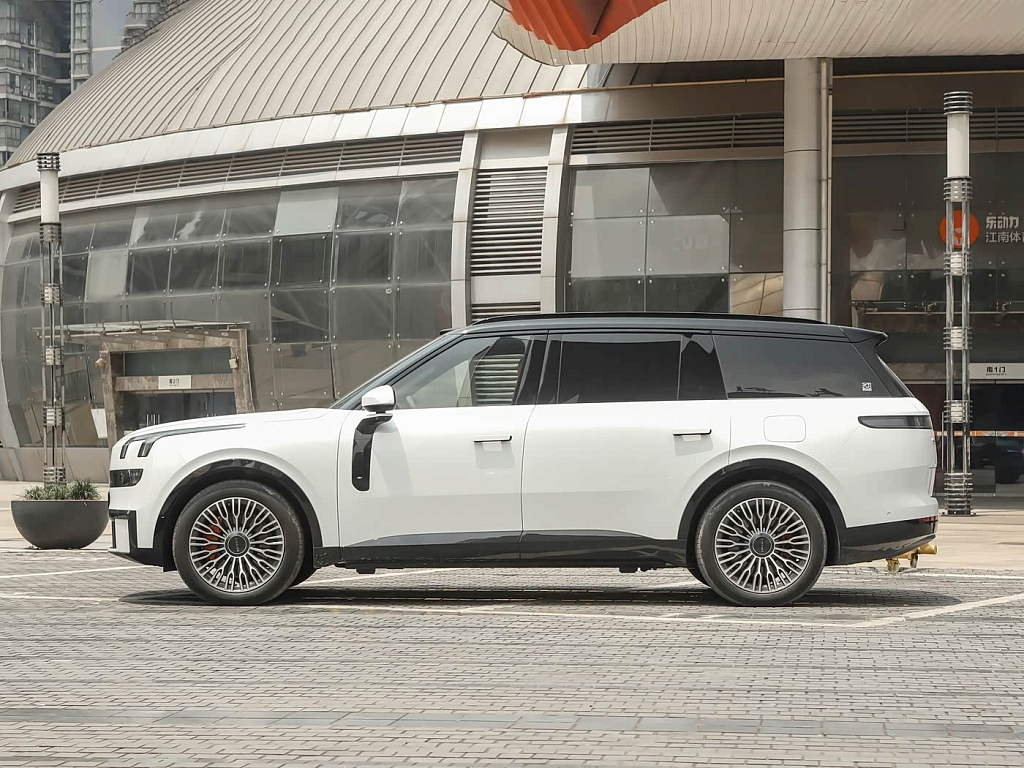 Lynk & Co 900